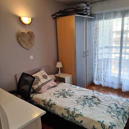 Chambre De 11 M2 Avec Balcon Apartment Paris Luaran gambar