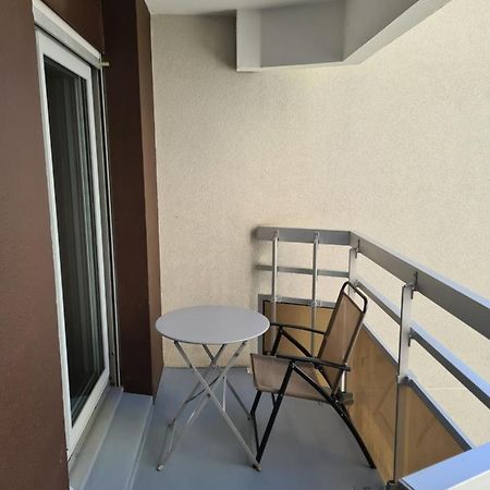 Chambre De 11 M2 Avec Balcon Apartment Paris Luaran gambar