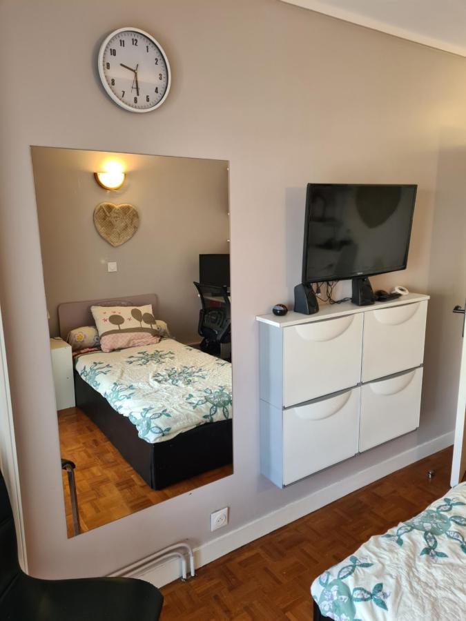 Chambre De 11 M2 Avec Balcon Paris Luaran gambar