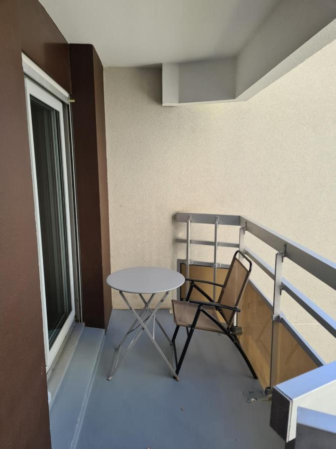 Chambre De 11 M2 Avec Balcon Apartment Paris Luaran gambar