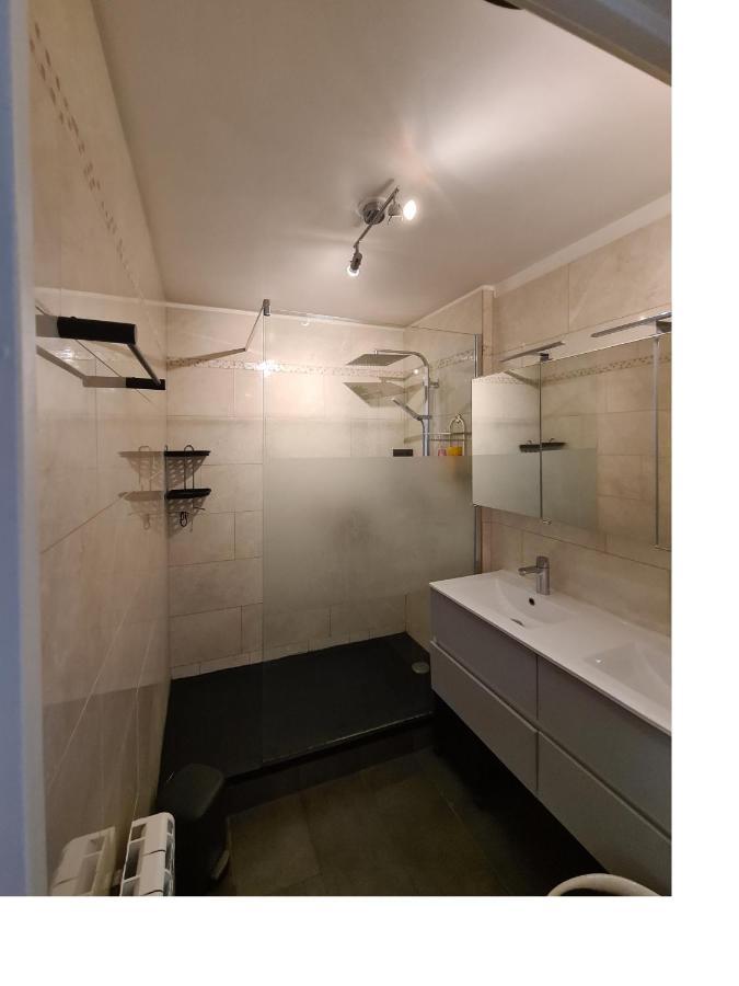 Chambre De 11 M2 Avec Balcon Paris Luaran gambar